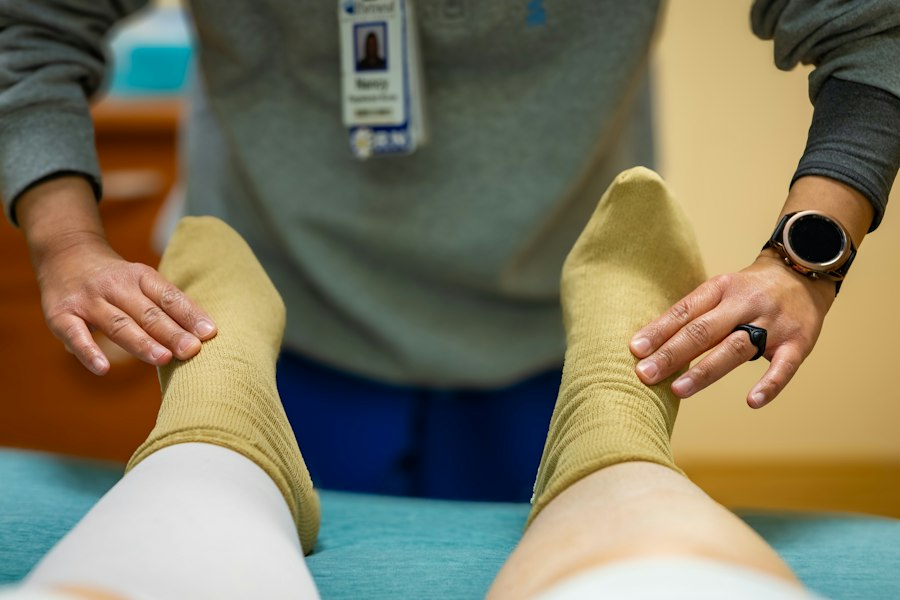 Photo foot tendonitis massage therapy